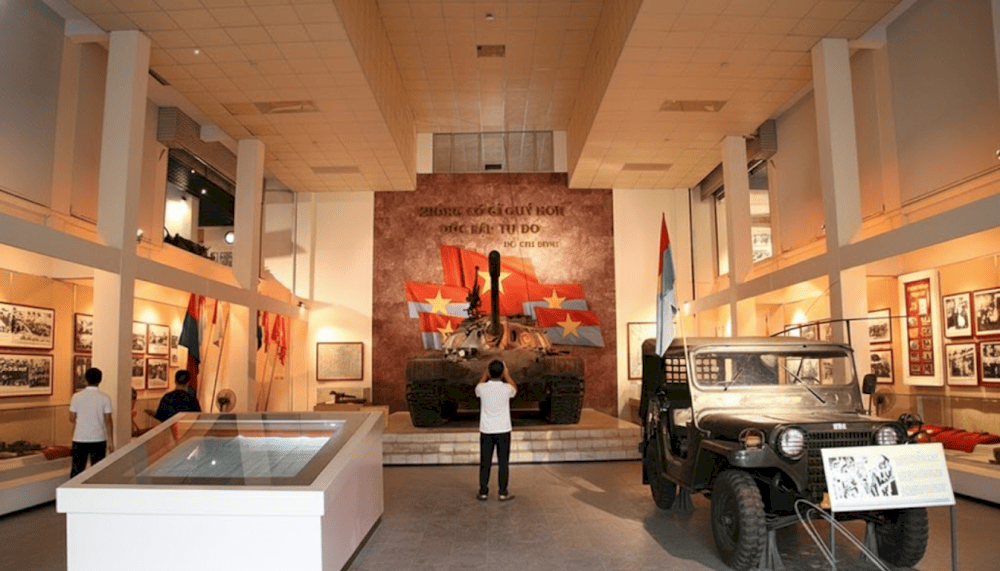 The image of the T-54B tank, number 843, leading the formation of Liberation Army tanks entering the Independence Palace on April 30, 1975